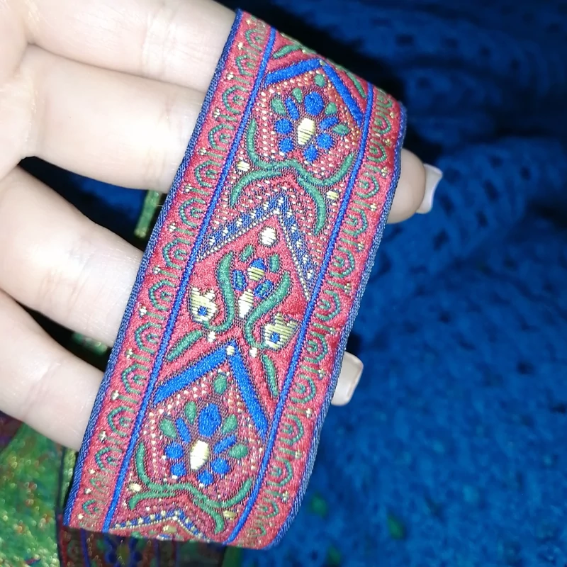 یراق تزئینی لباس مخمل عرض سه و نیم  و طول یک متر