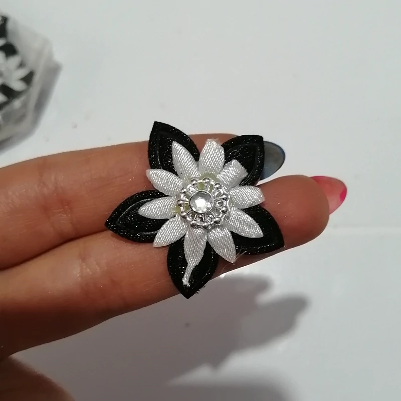 گل کوچک تزئینی مشکی نگین دار  10 عددی