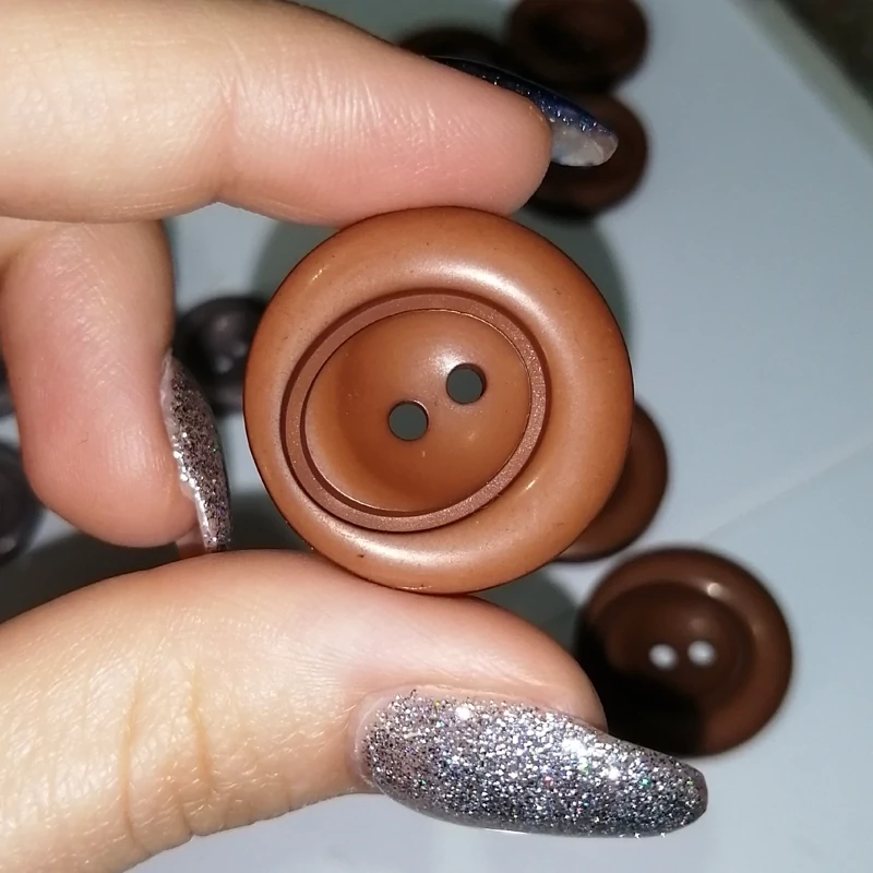 دکمه لباس طرح دار رنگ قهوه ای بزرگ در بسته 3 عددی