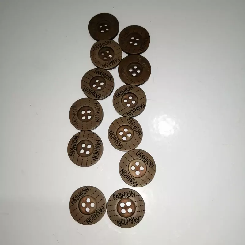 دکمه لباس طرح چوب قهوه ای بسته 13عددی